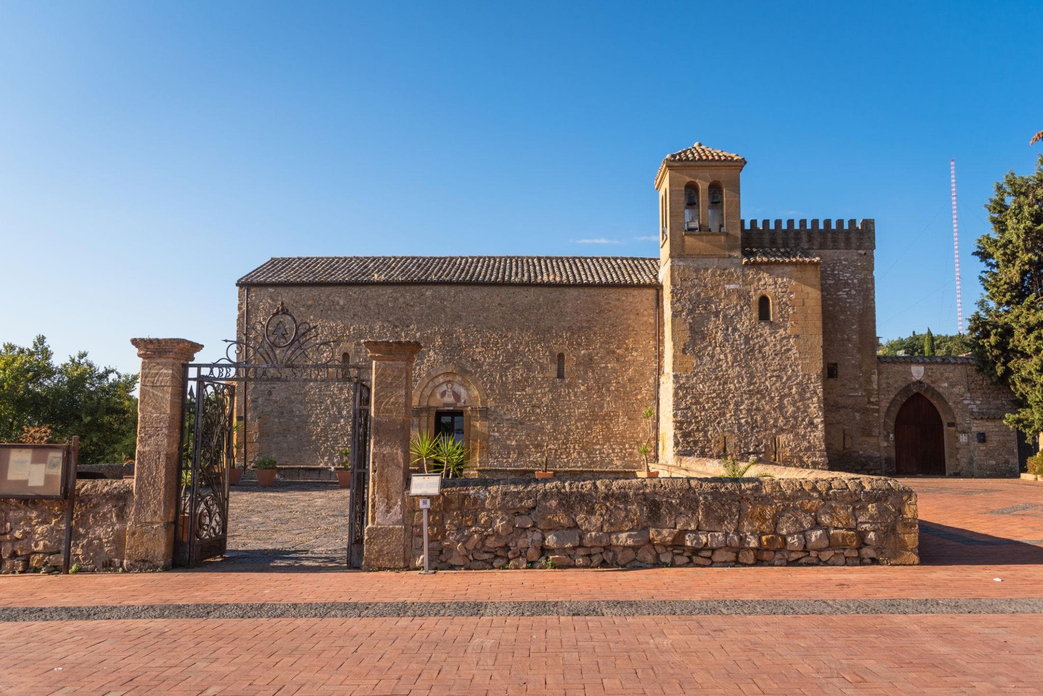 Facciata in pietra dell’Abbazia di Santo Spirito al tramonto